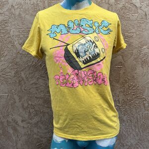 MTV Graphic T-Shirt Medium Yellow Music Television Retro TV Logo 2022 C-Life